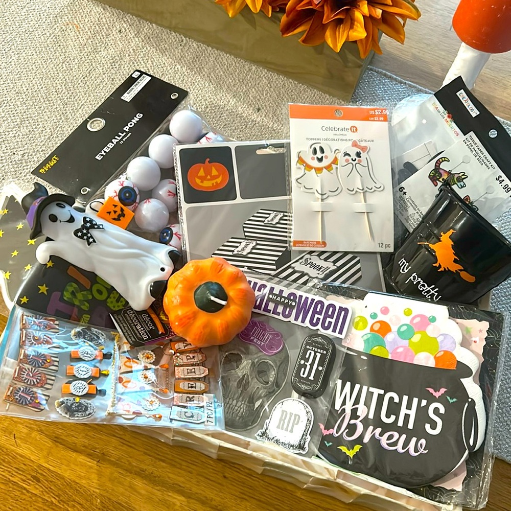 Halloween party 🎃👻 kitschy decor - assortment of 12 items - NWT